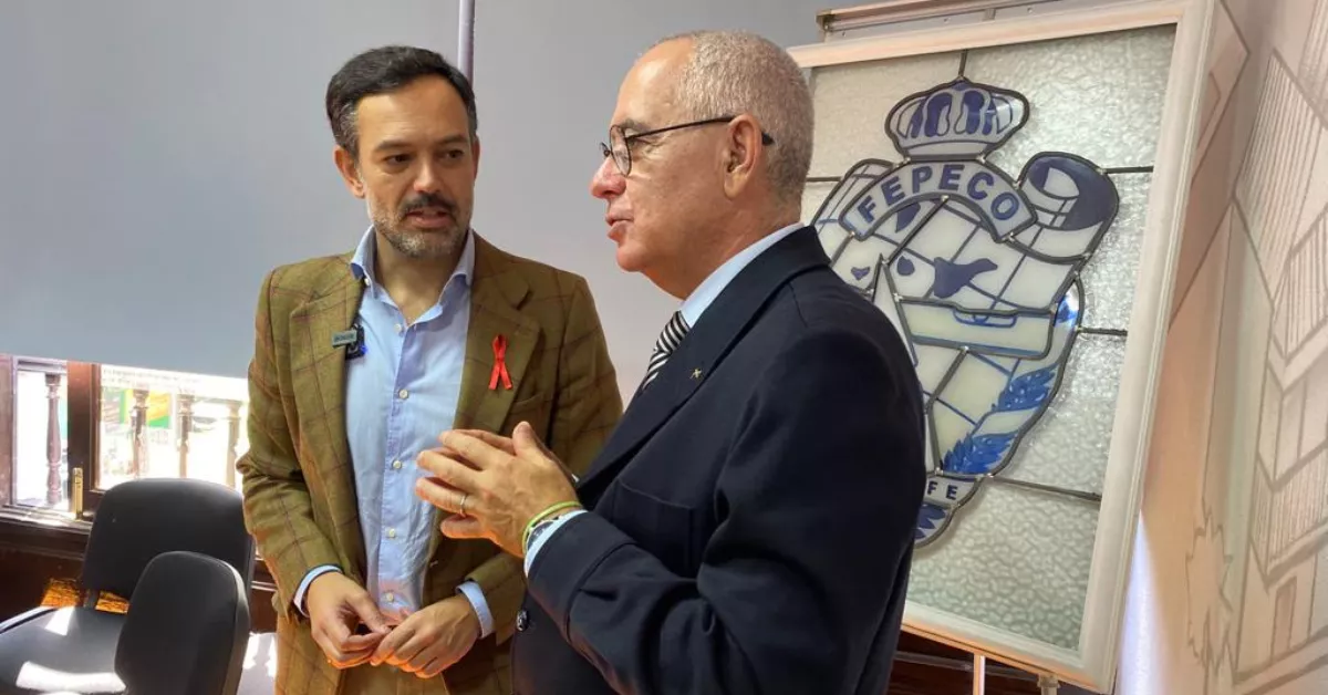 El vicepresidente del Cabildo de Tenerife, Lope Afonso, y el presidente de Fepeco, Óscar Izquierdo. / ATLÁNTICO HOY - ALBA MARICHAL