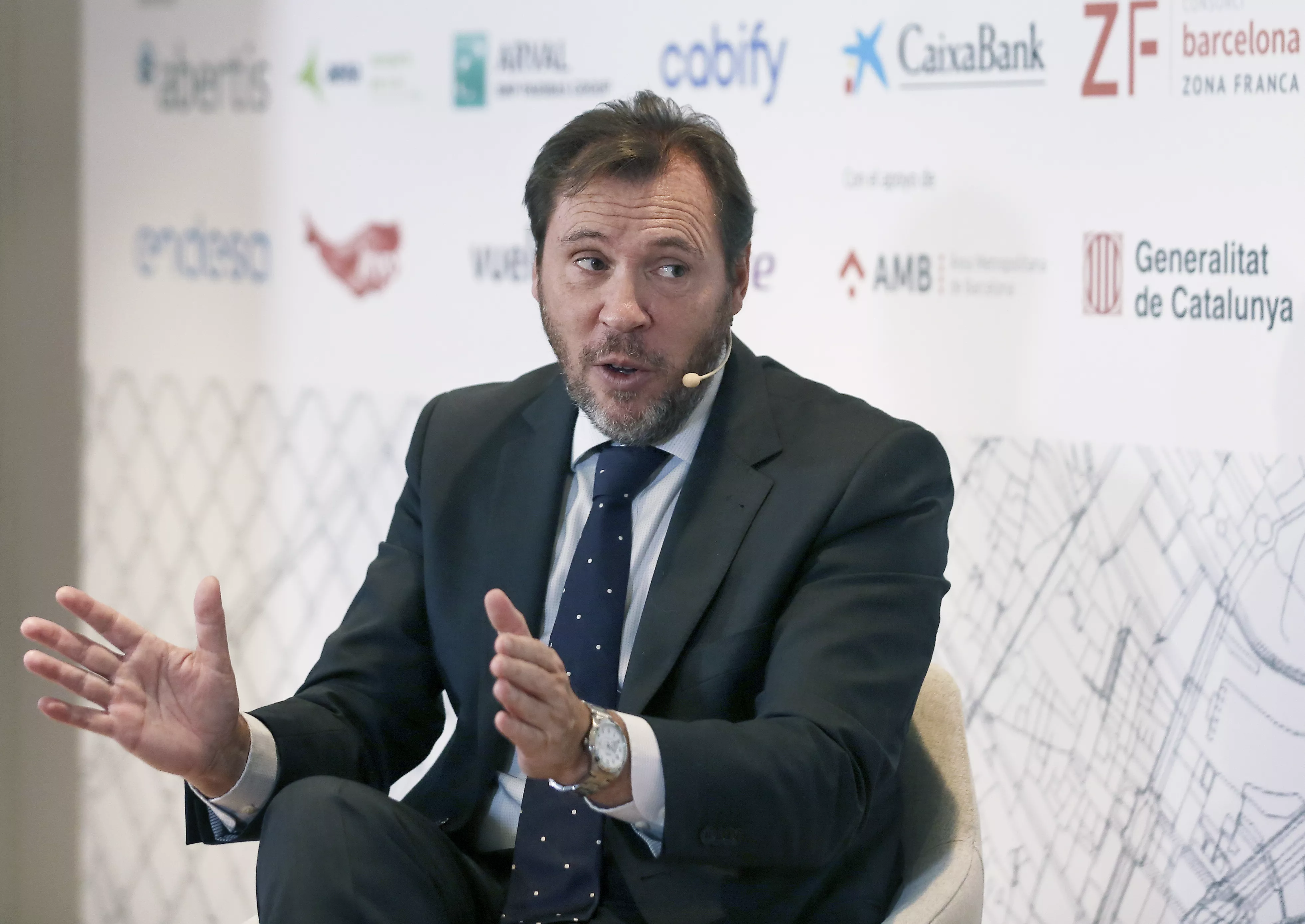 Óscar Puente, ministro de Transporte y Movilidad Sostenible. / ANDREU DALMAU-EFE