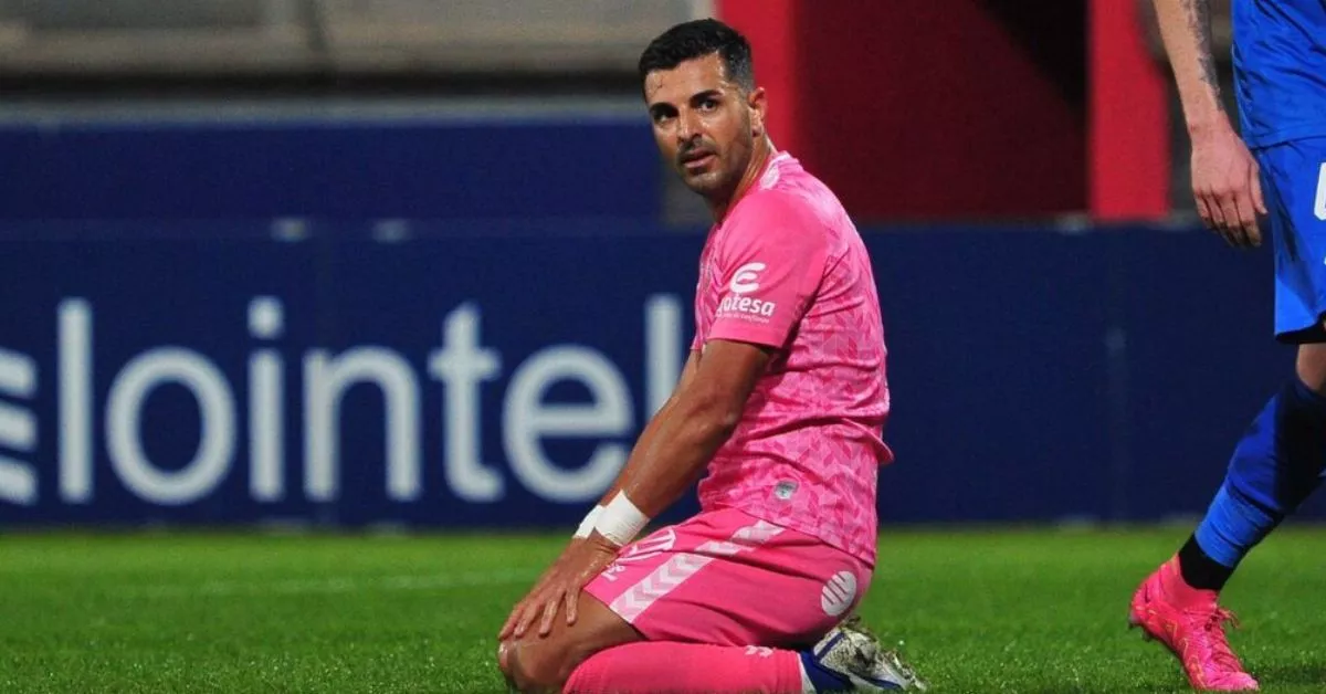 Ángel, de rodillas sobre el campo del Amorebieta, donde el Tenerife perdió 0-2 en su última salida./ LALIGA.