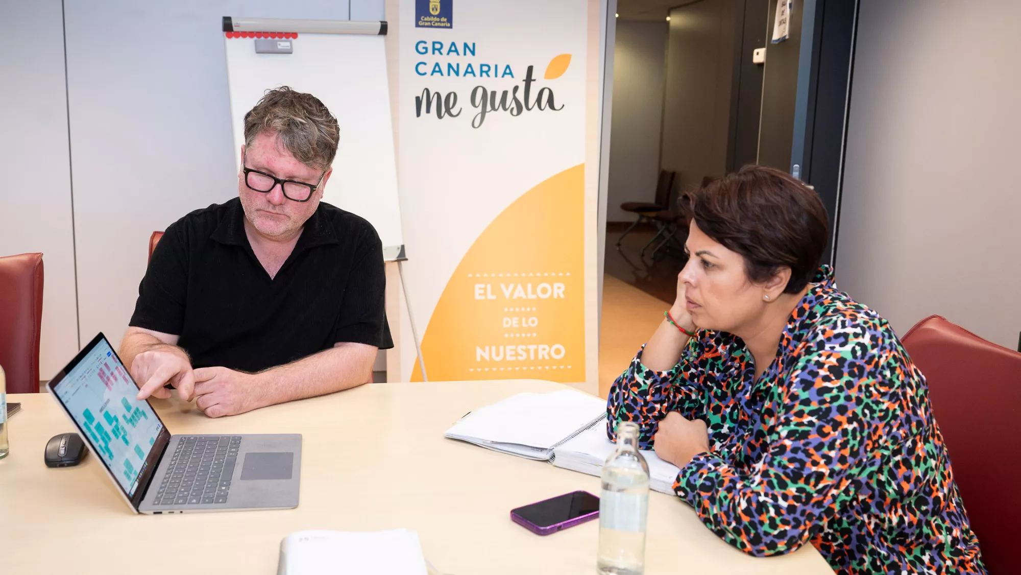 La consejera de Desarrollo Económico, Minerva Alonso, con un consultor del Fashion Council responsable de la Semana de la Moda de Berlín./ CEDIDA