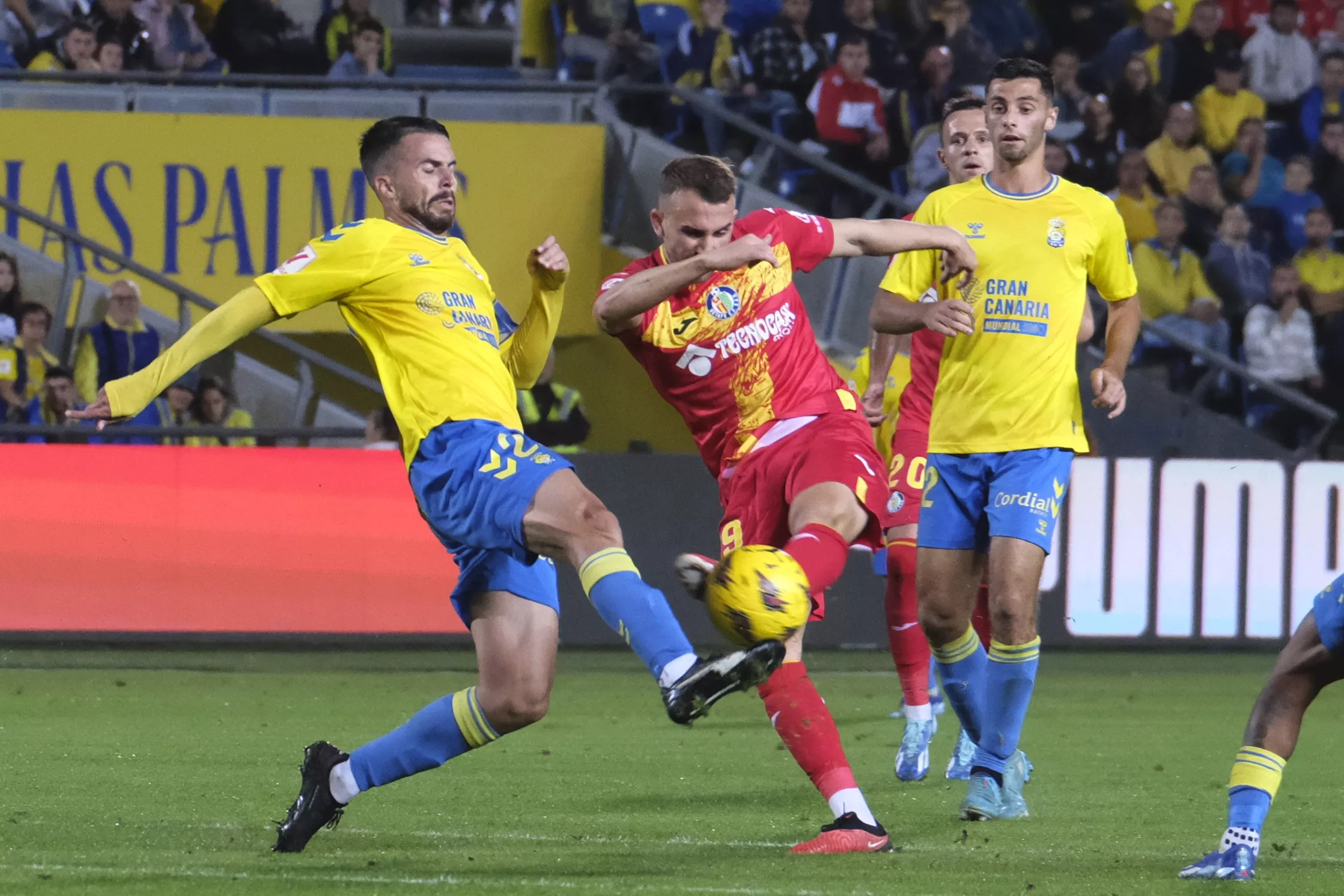 Kirian pugna con Óscar Rodríguez por la pelota durante el partido entre la UD Las Palmas y el Getafe CF. / ÁNGEL MEDINA G. - EFE 