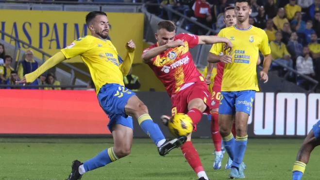 Kirian pugna con Óscar Rodríguez por la pelota durante el partido entre la UD Las Palmas y el Getafe CF. / ÁNGEL MEDINA G. - EFE Kirian pugna con Óscar Rodríguez por la pelota durante el partido entre la UD Las Palmas y el Getafe CF. / ÁNGEL MEDINA G. - EFE
