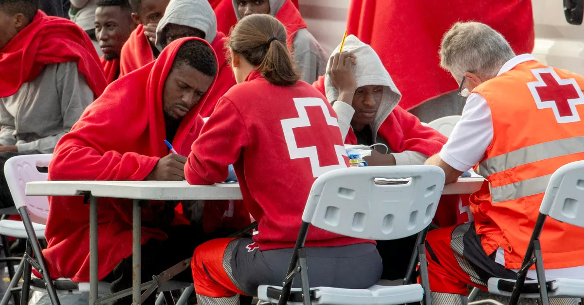 La Salvamar Al Nair ha rescatado hoy sábado a 55 personas de origen subsahariano, entre ellas 4 mujeres y un menor, que viajaban en una embarcación tipo neumática hacia Lanzarote. Todos han sido trasladados a Puerto Naos. EFE/ Adriel Perdomo