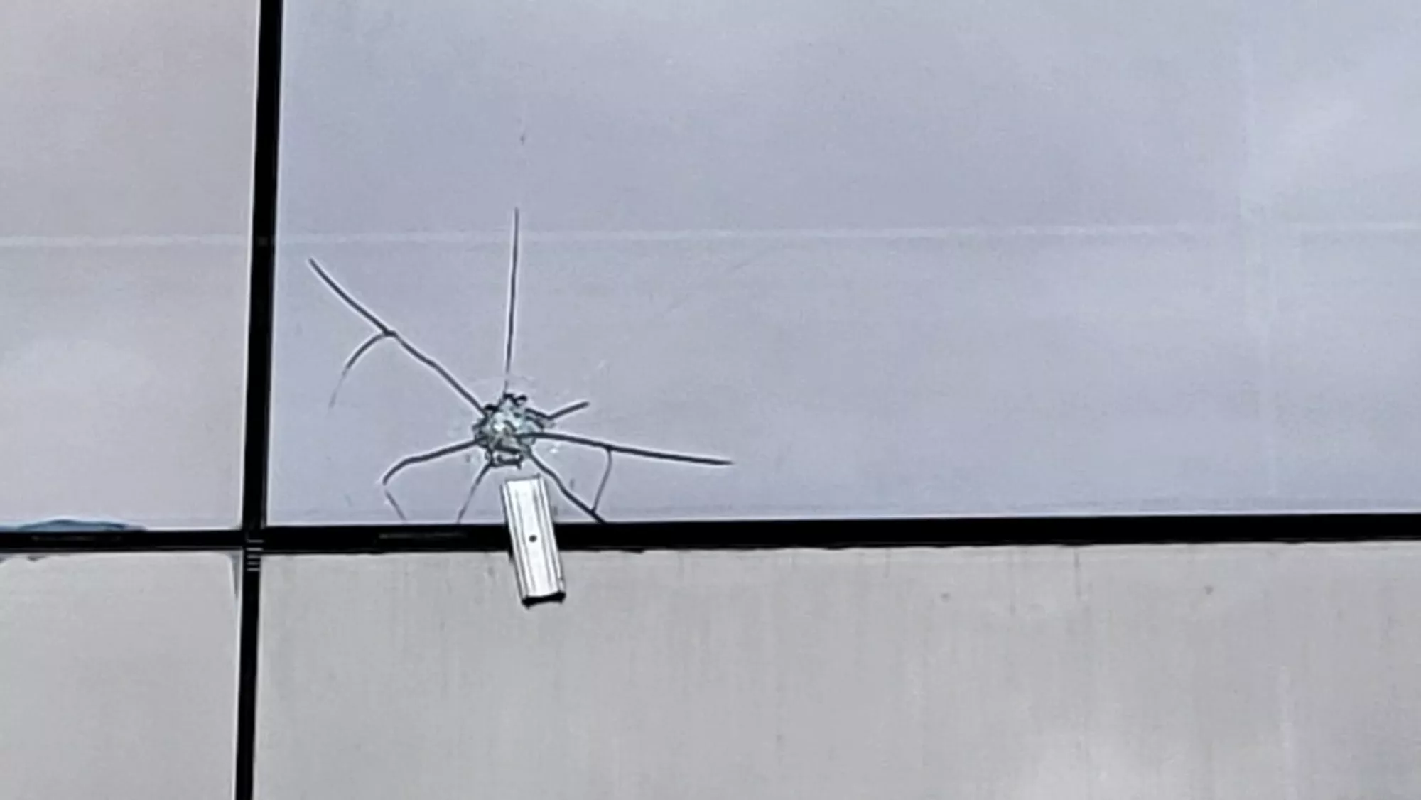 La reparación del cristal que se rompió puede alcanzar los 10.000 euros / ATLÁNTICO HOY