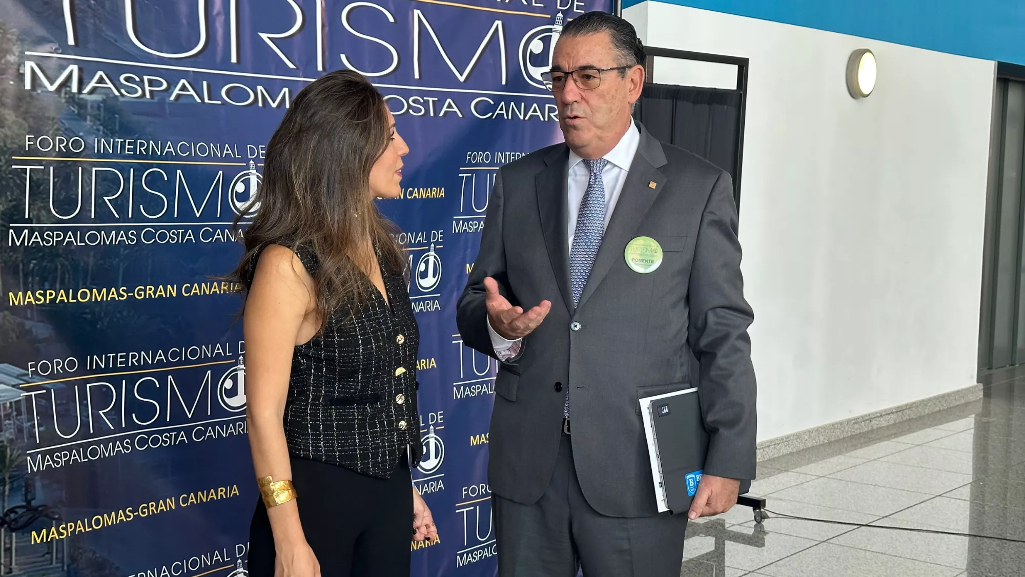 Juan Manuel Martín de Oliva, de República Dominicana, junto a la consejera de Turismo, Jéssica De León / ATLÁNTICO HOY - MARCOS MORENO