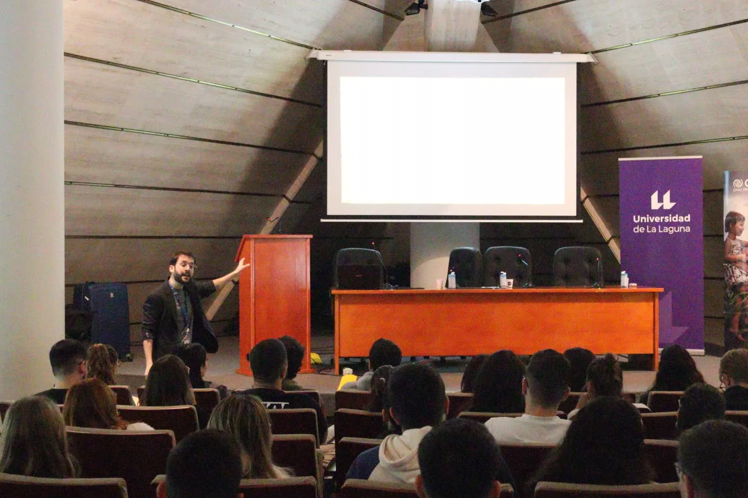 Celebración del curso Migrando Miradas, en la Universidad de La Laguna, donde una treintena de estudiantes se han formado sobre migración. / AINOHA CRUZ- ATLÁNTICO HOY