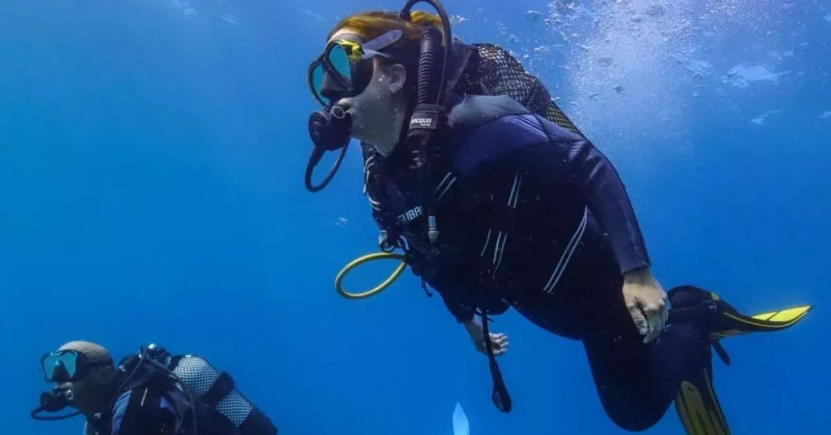 La presiednta del Cabildo de Tenerife, Rosa Dávila, practicando el buceo con botella /  FELIPE RAVINA