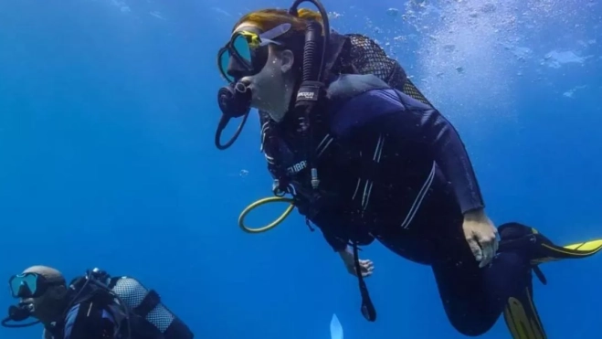 La presiednta del Cabildo de Tenerife, Rosa Dávila, practicando el buceo con botella /FELIPE RAVINA