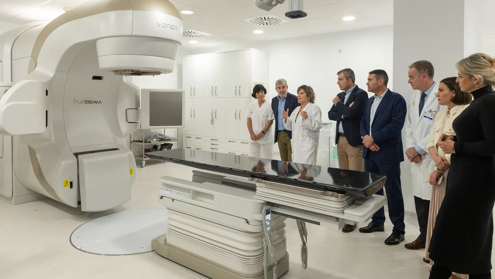 Visita del presidente de Canarias a la Unidad de Oncología Radioterápica del Hospital Molina Orosa, de Arrecife / EFE