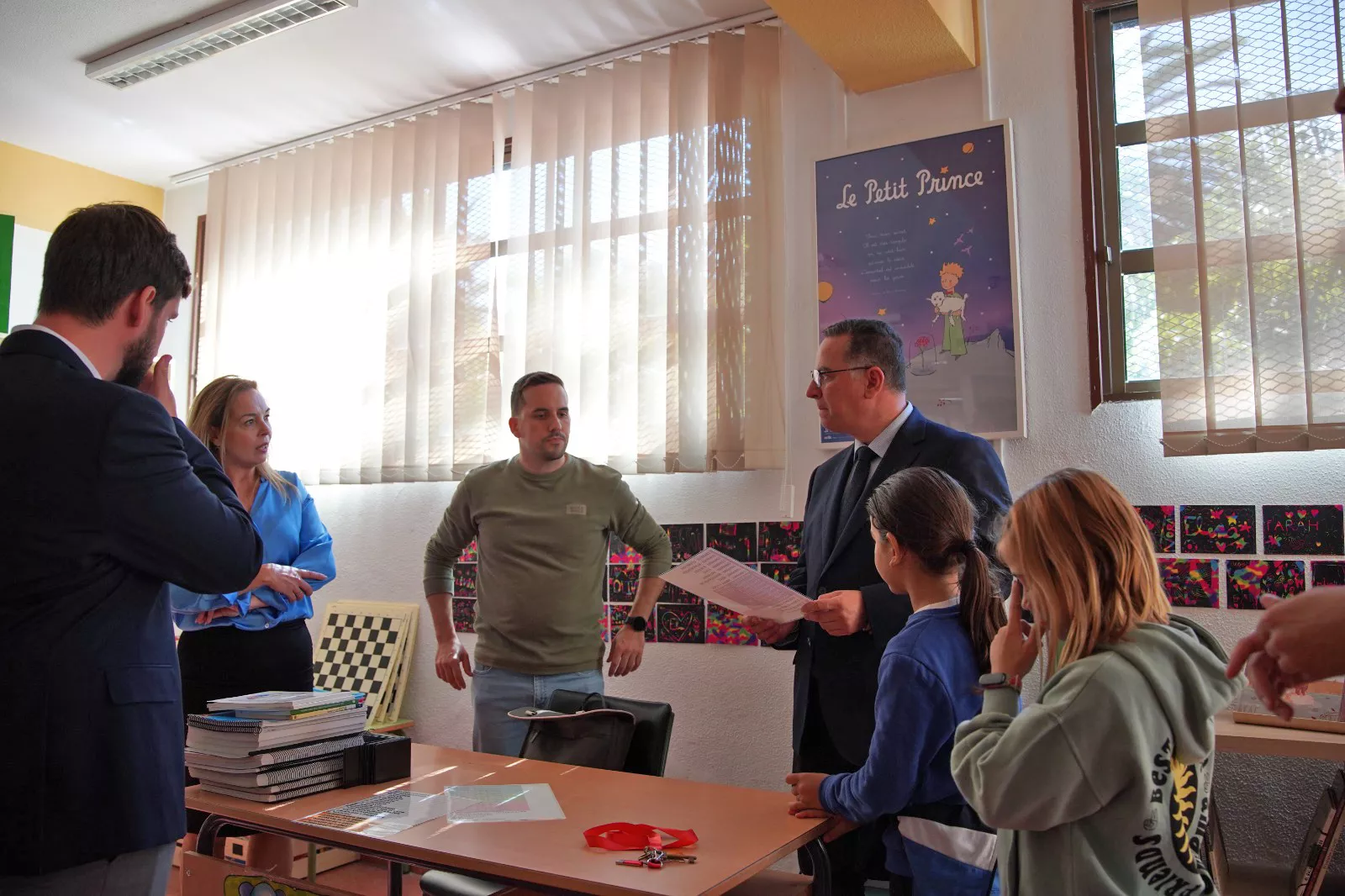 Poli Suárez con profesores en CEIP Camino Largo./ CEDIDA