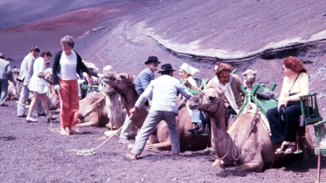 Turistas en Lanzarote en la década de los 70 / FEDAC