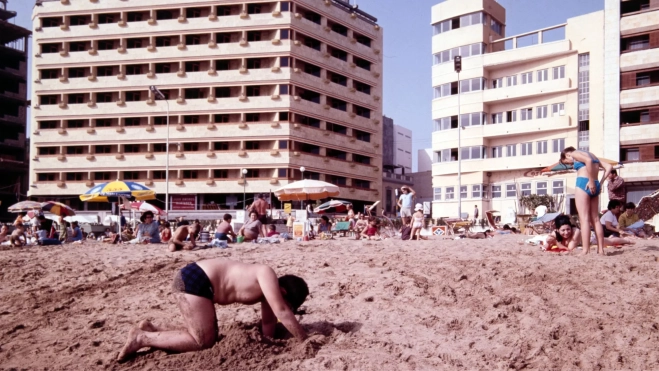 Una playa de Canarias en los setenta / FEDAC