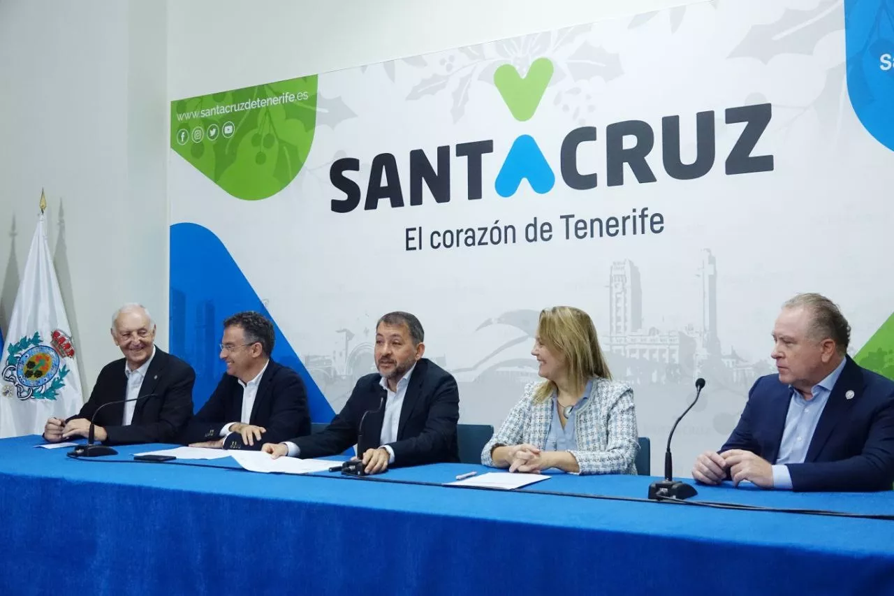 El alcalde de Santa Cruz, José Manuel Bermúdez (centro) presenta los actos del centenario del parque García Sanabria./ CEDIDA