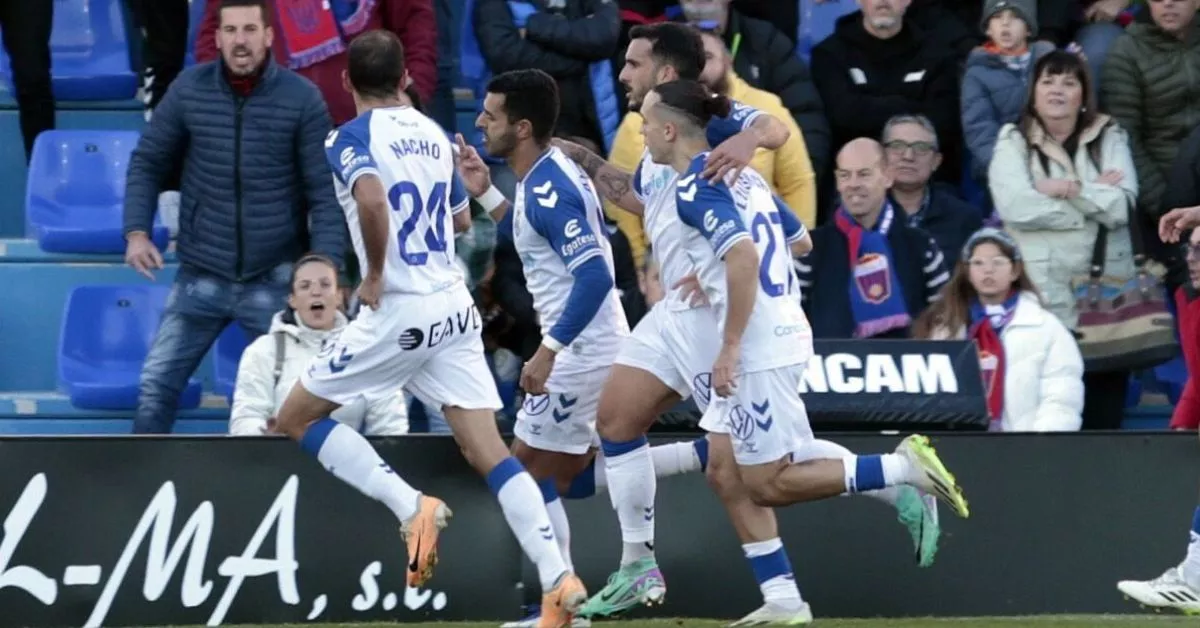 Luismi Cruz celebra junto a Elady y Nacho el gol de Ángel en Elda, donde el extremo jugó la primera parte y terminó con molestias que le impedirán viajar a La Coruña./ LALIGA./  