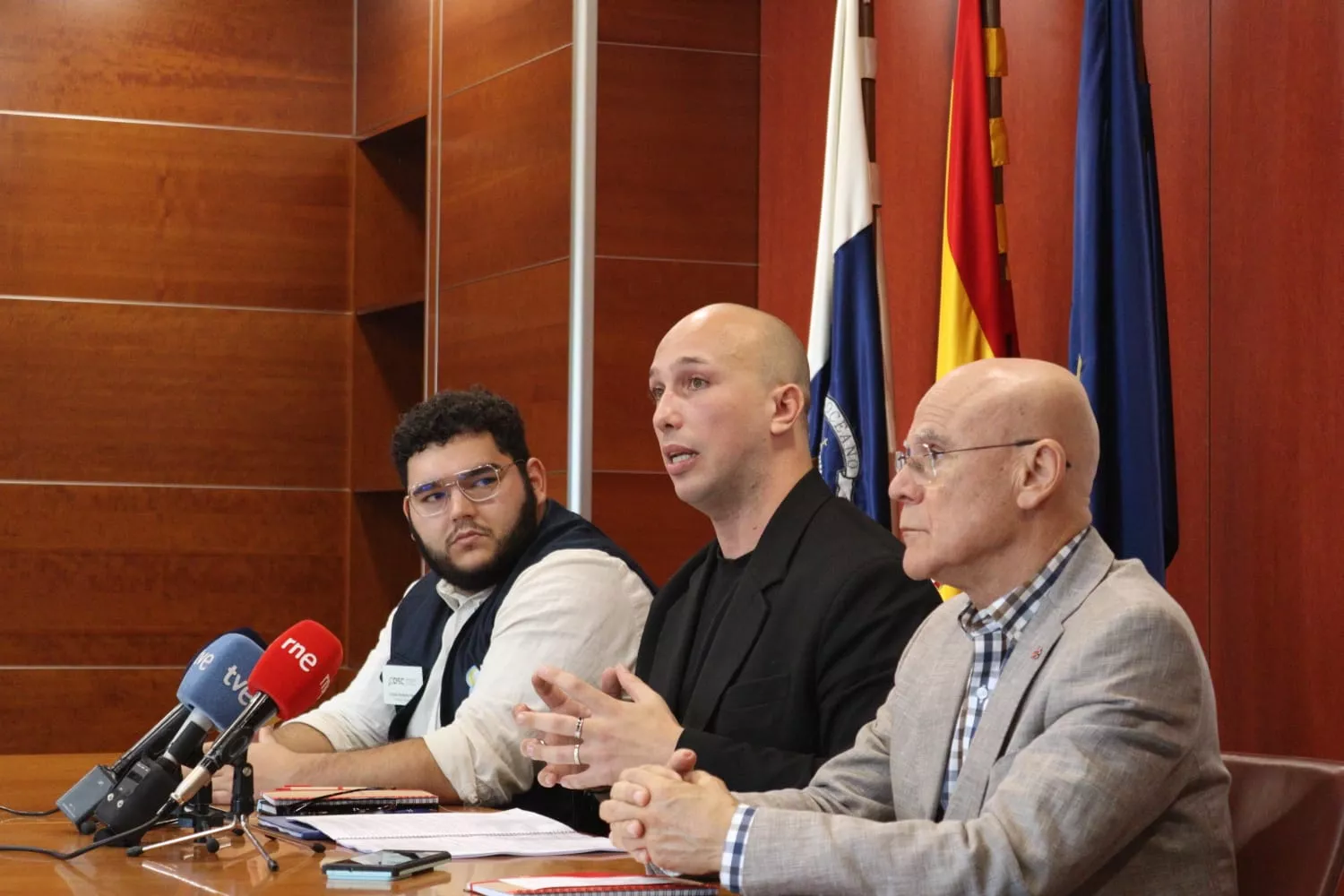 De izquierda a derecha: Cristian Perdomo y Emma Colao, del Observatorio de los Derechos Sociales en Canarias, y Rafael Yanes, diputado del común. / AINOHA CRUZ- ATLÁNTICO HOY