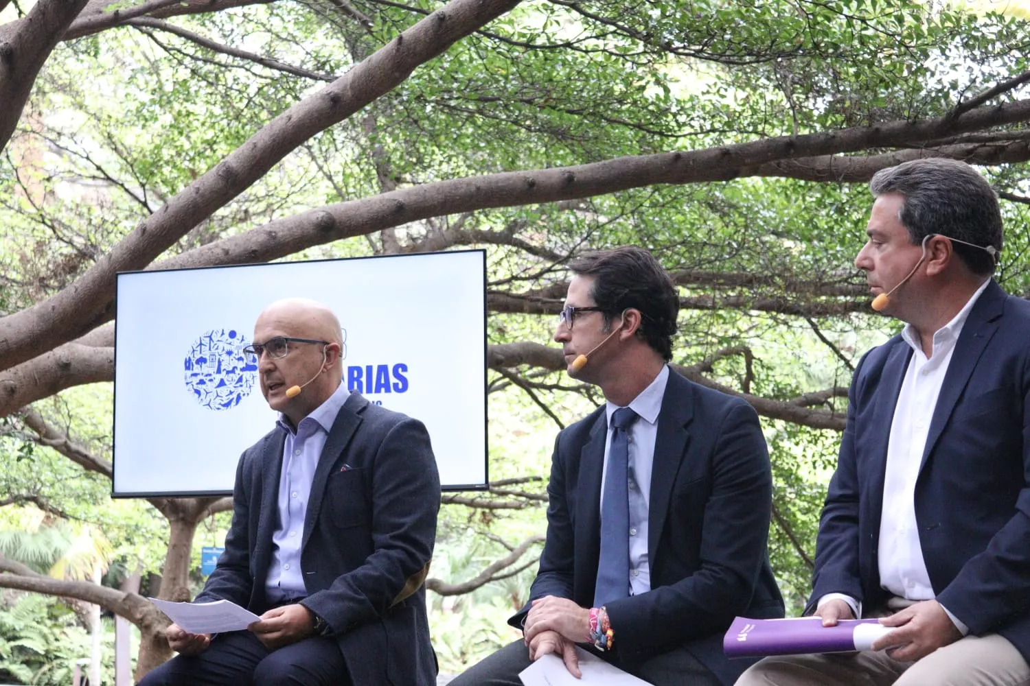 De izquierda a derecha: Miguel Ángel Rodríguez, Ángel Montañés y Juan Pedro Díaz informan de las herramientas que Canarias presentará en la COP28. / AINOHA CRUZ-ATLÁNTICO HOY