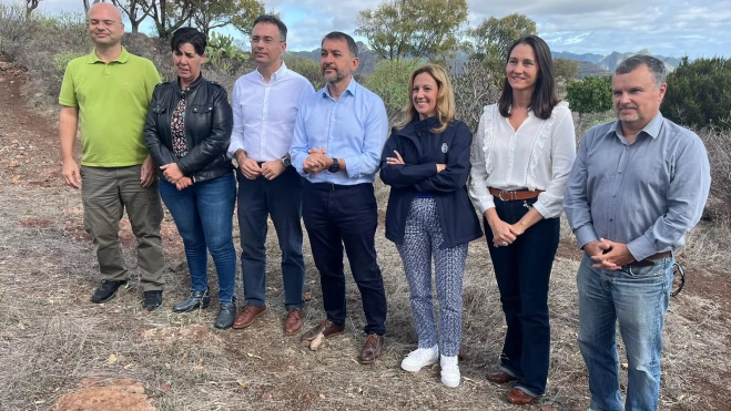 Pedro Millán, primero por la derecha, en la foto de familia institucional de la presentación de las actuaciones en el Parque de Las mesas