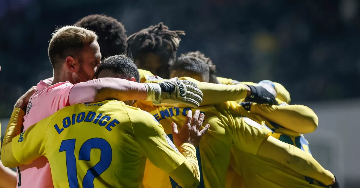 Los jugadores de la UD Las Palmas celebran la victoria tras el encuentro de segunda ronda de Copa del Rey que CD Tudelano y UD Las Palmas disputaron hoy miércoles en el estadio Ciudad de Tudela. E