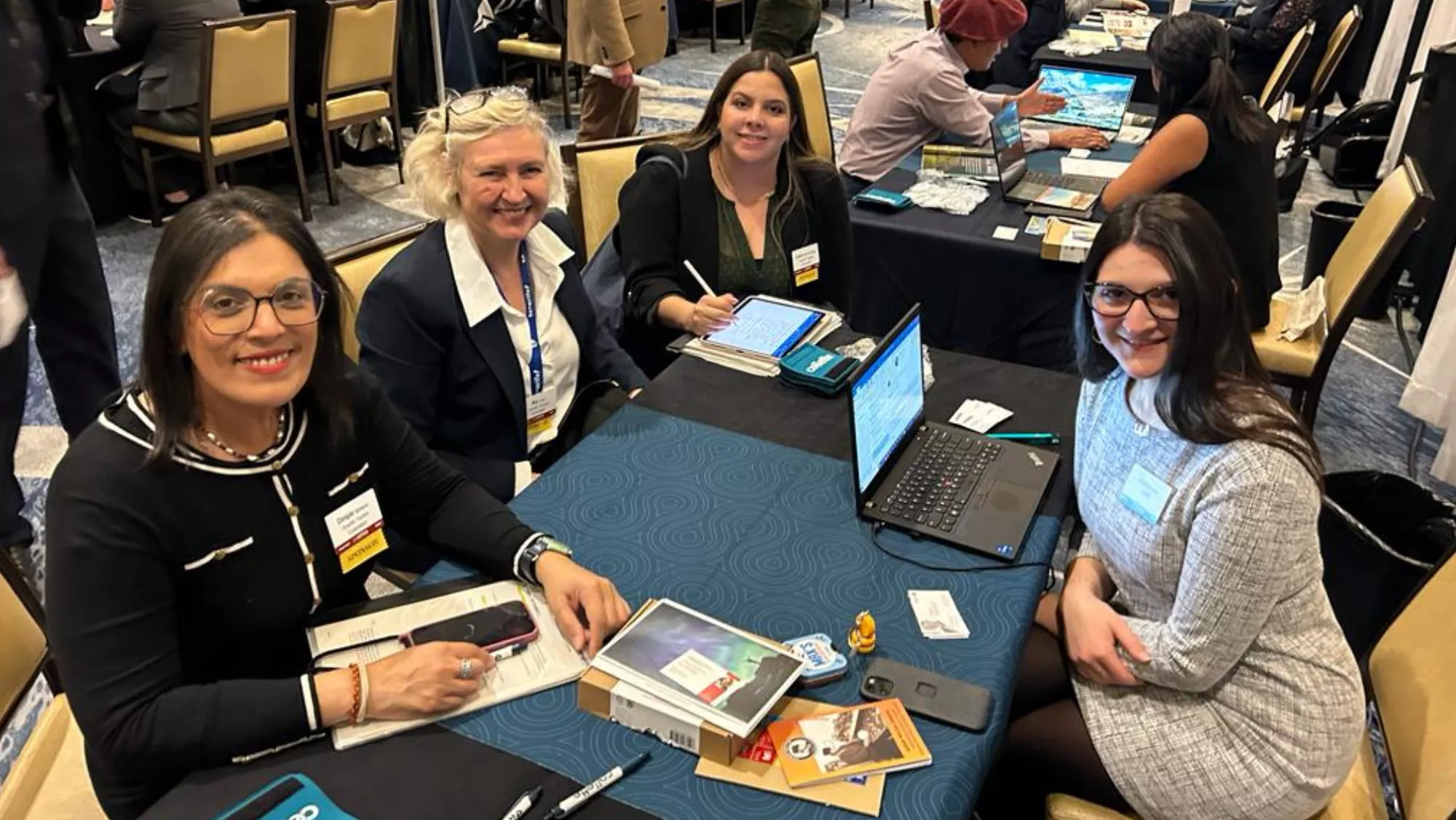 La consejera delegada de Turismo de Tenerife, Dimple Melwani (i), en el congreso anual de turoperadores de Estados Unidos USTOA./ CEDIDA