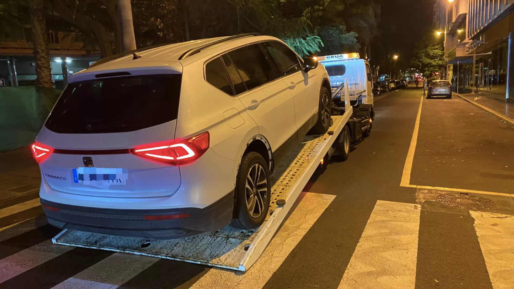 La grúa llevándose el vehículo en Tamaraceite / POLICÍA LOCAL DE LAS PALMAS DE GRAN CANARIA 