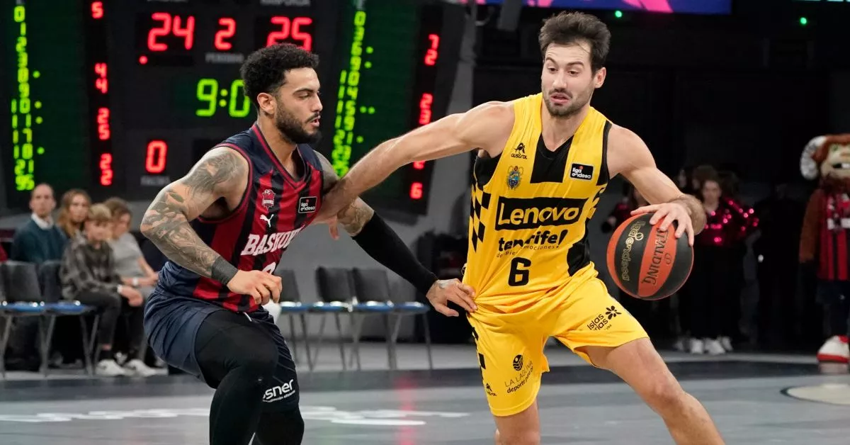 Howard fue determinante con sus triples en el segundo cuarto para cimentar una ventaja que luego apuntalaron Moneke y Marinkovic para el triunfo de Baskonia por 104-100 en el Buesa Arena./ EFE.