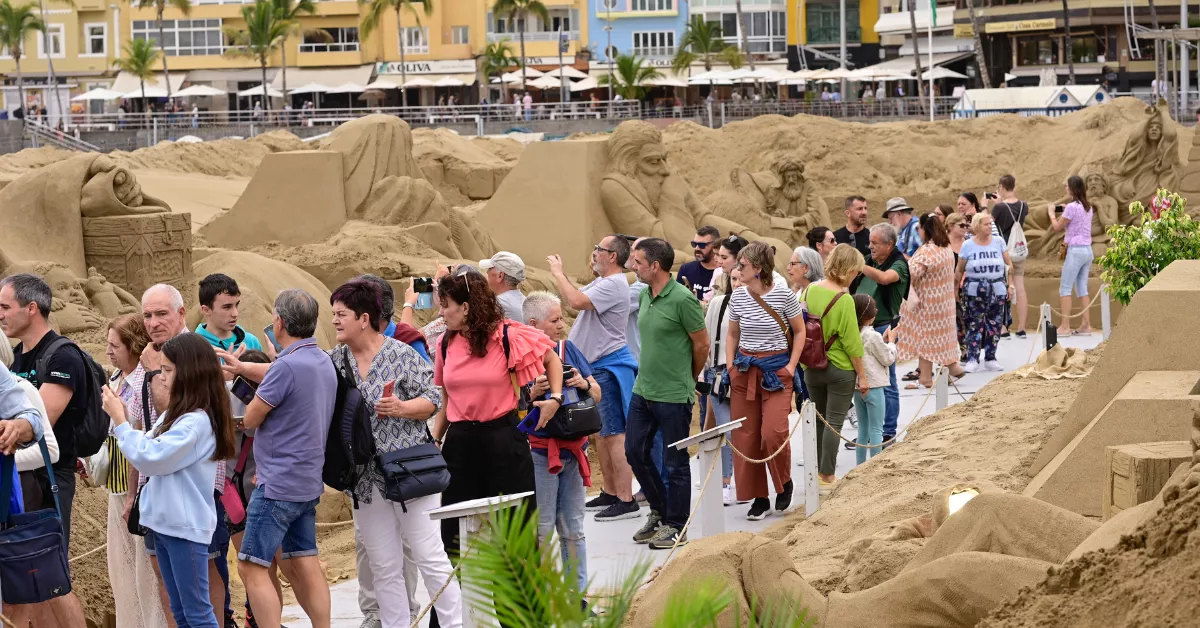 Público en el Belén de Arena de la Playa de Las Canteras / AYUNTAMIENTO DE LAS PALMAS DE GRAN CANARIA