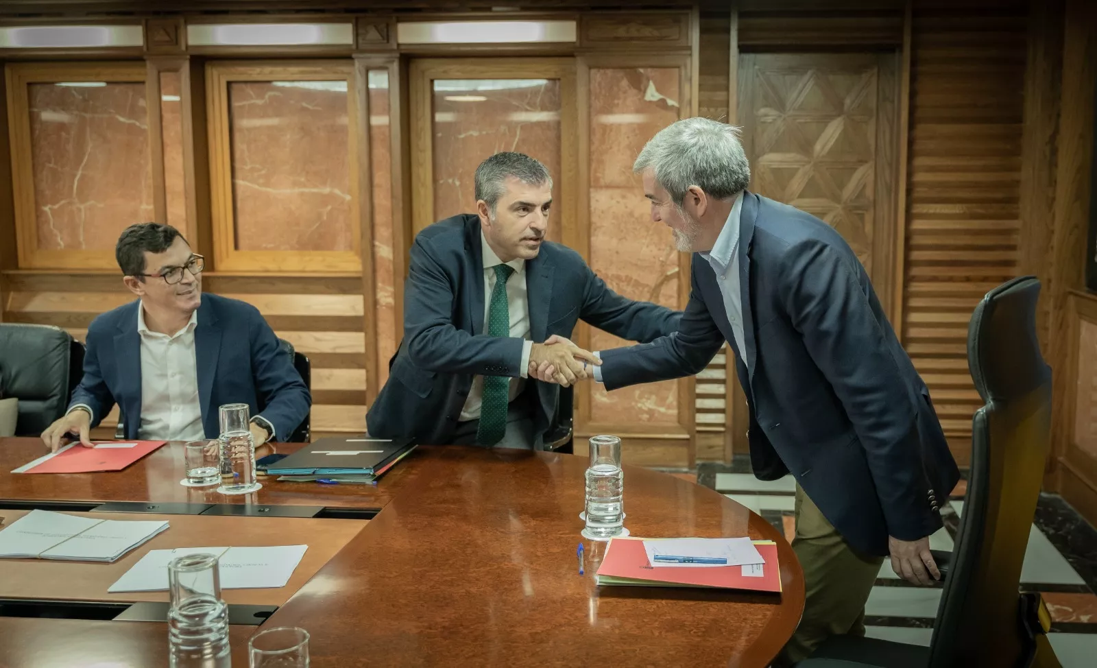 Manuel Domínguez y Fernando Clavijo en el Consejo de Gobierno de Canarias del 11 diciembre de 2023./ CEDIDA