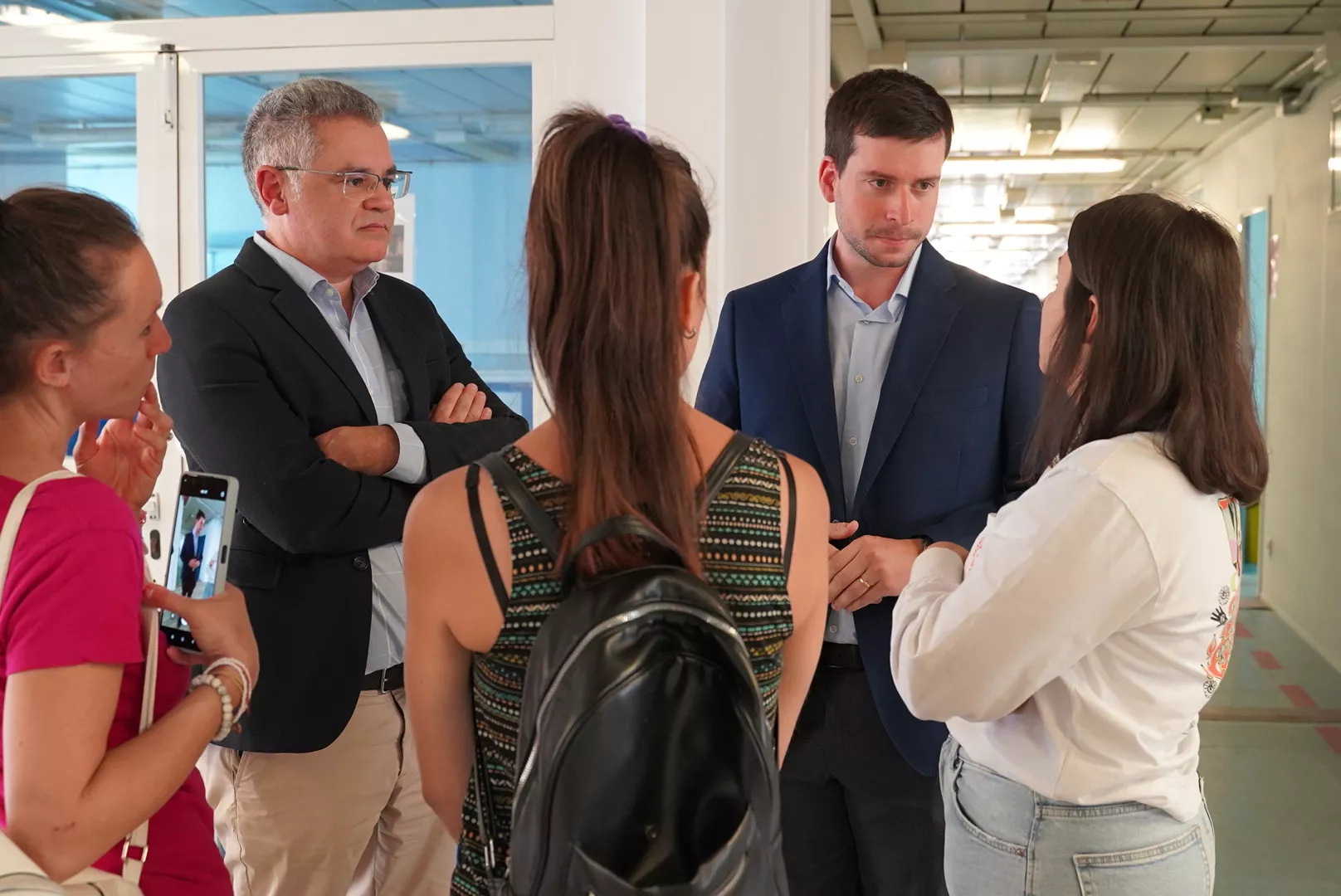Visita deñ viceconsejero José Manuel Cabrera y las familias de Los Abrigos al antiguo IES Guaza./ CEDIDA