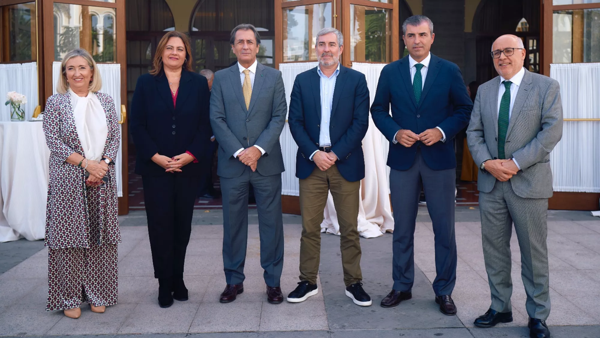María Teresa Mayans, Beatriz Calzada, Luis Padrón, Fernando Clavijo, Manuel Domínguez y Antonio Morales, antes del almuerzo navideño de la Cámara de Comercio de Gran Canaria. / AH