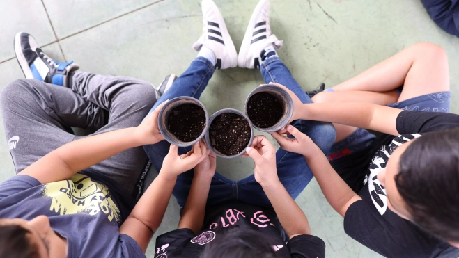 Alumnos del CEIP Las Dunas con semillas. / AH