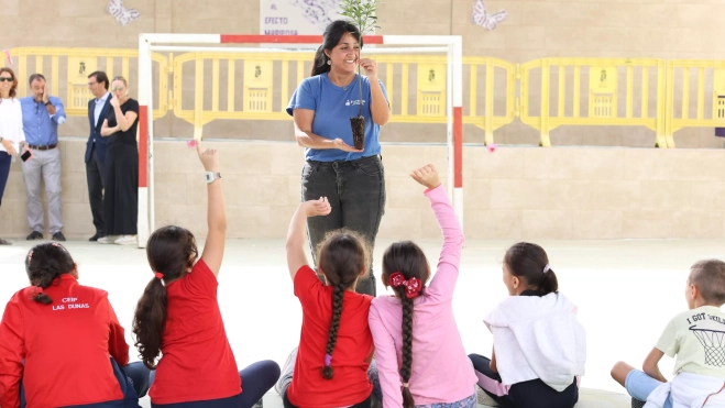 Personal de Foresta explica a los alumnos del CEIP Las Dunas cómo plantar un árbol. / AH