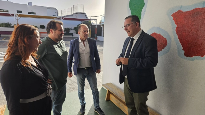 Visita Poli Suárez al el CEIP Guiguan, en Tinajo (Lanzarote) que este martes abre el aula del primer ciclo de Educación Infantil 2. / AH