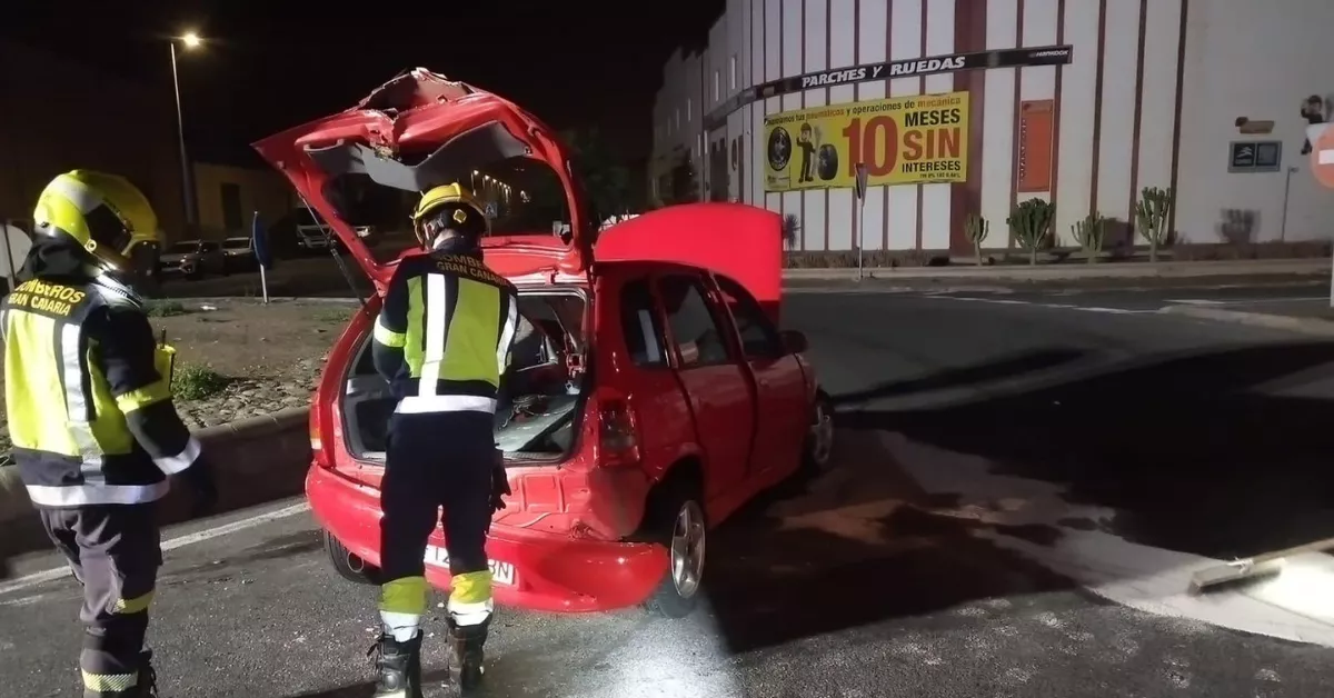 Imagen de los bomberos ayudando a sacar a la persona del vehículo / BOMBEROS
