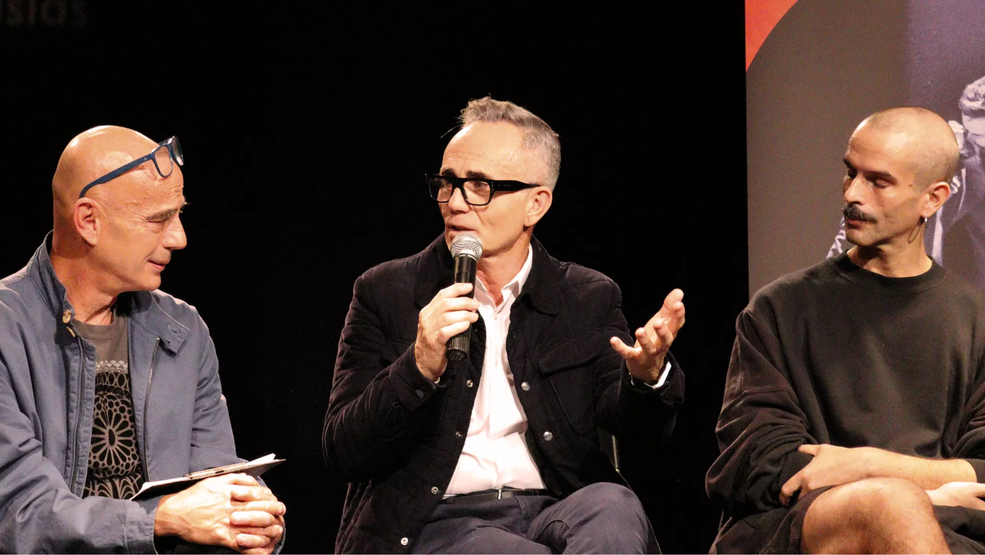 El viceconsejero de Cultura, Horacio Umpiérrez (en el centro), con el director del Teatro Victoria, Roberto Torres y el bailarín Javier Arozena (derecha). / ATLÁNTICO HOY 
