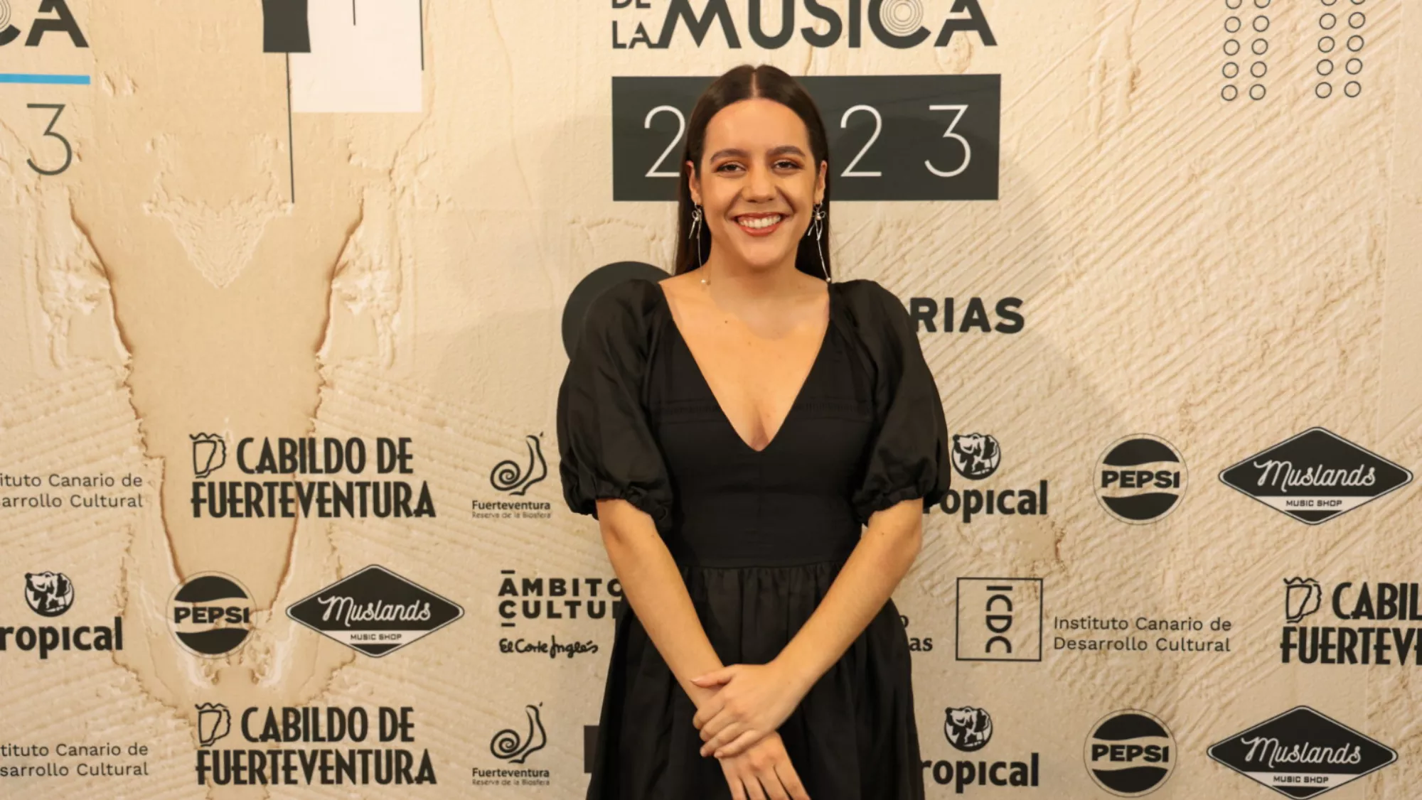 Valeria Castro, con 'La Raíz', se llevó el premio a mejor canción del año en los Premios Canarios de la Música 2023. / FRANCISCO MIGUEL VIDIC