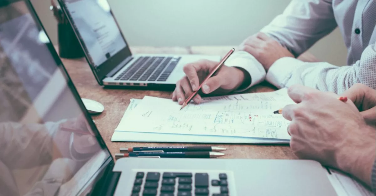 Imagen de dos personas trabajando / UNSPLASH