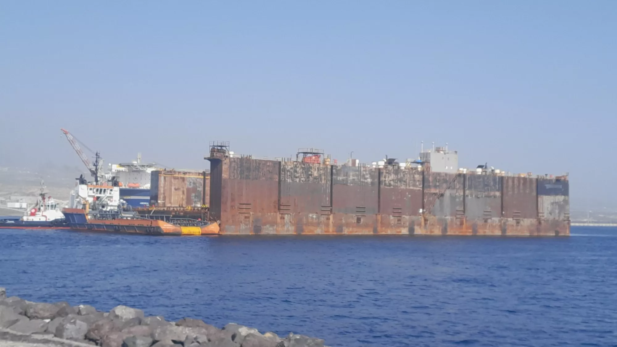 Dique flotante de Palumbo, en el puerto de Granadilla, durante la operación de remolque para enviarlo a nigeria este lunes 12 de diciembre./ CEDIDA
