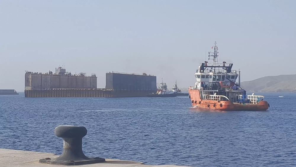 Dique flotante de Palumbo, en el puerto de Granadilla, durante la operación de remolque para enviarlo a nigeria este lunes 12 de diciembre./ CEDIDA