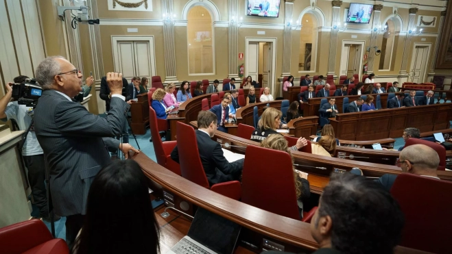 Pleno del Parlamento de Canarias el pasado martes. / EFE - RAMÓN DE LA ROCHA