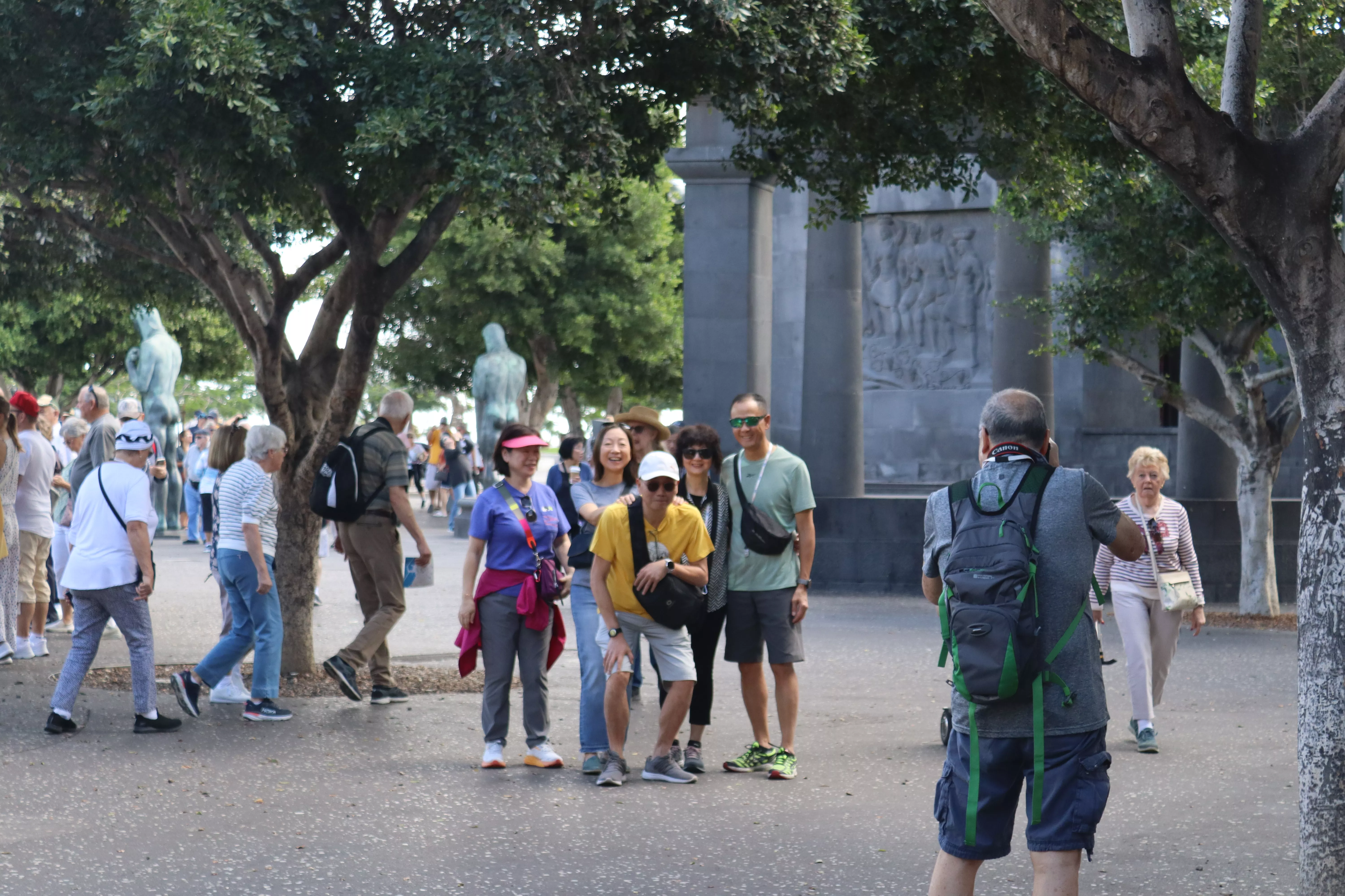 Varios turistas alemanes y británicos se sacan fotos en Tenerife. / AINOHA CRUZ-ATLÁNTICO HOY