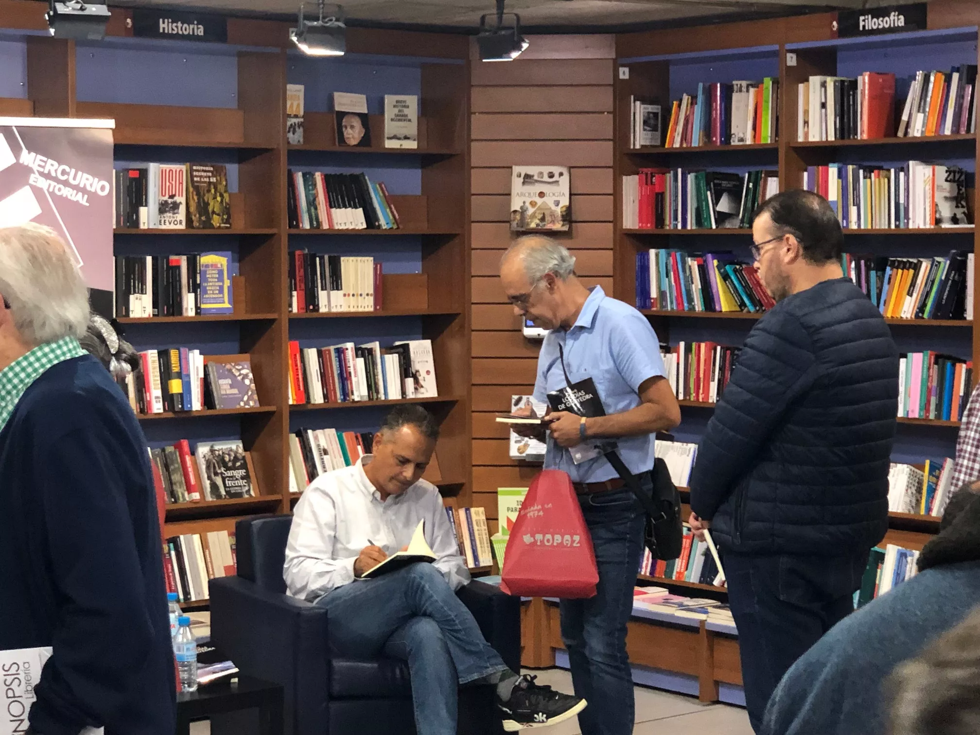 Cayetano Mateo, en el centro de la imagen, el pasado martes en la librería Sinopsis
