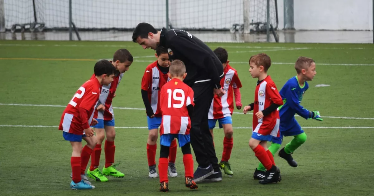 Imagen de niños jugando al fútbol / UNSPLASH
