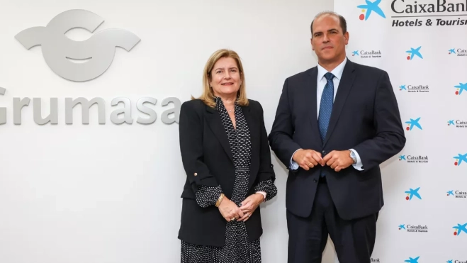  Alicia Martinón, CEO del Grupo Grumasa Martinón, y Manuel Afonso, director territorial de CaixaBank en Canarias / CAIXABANK