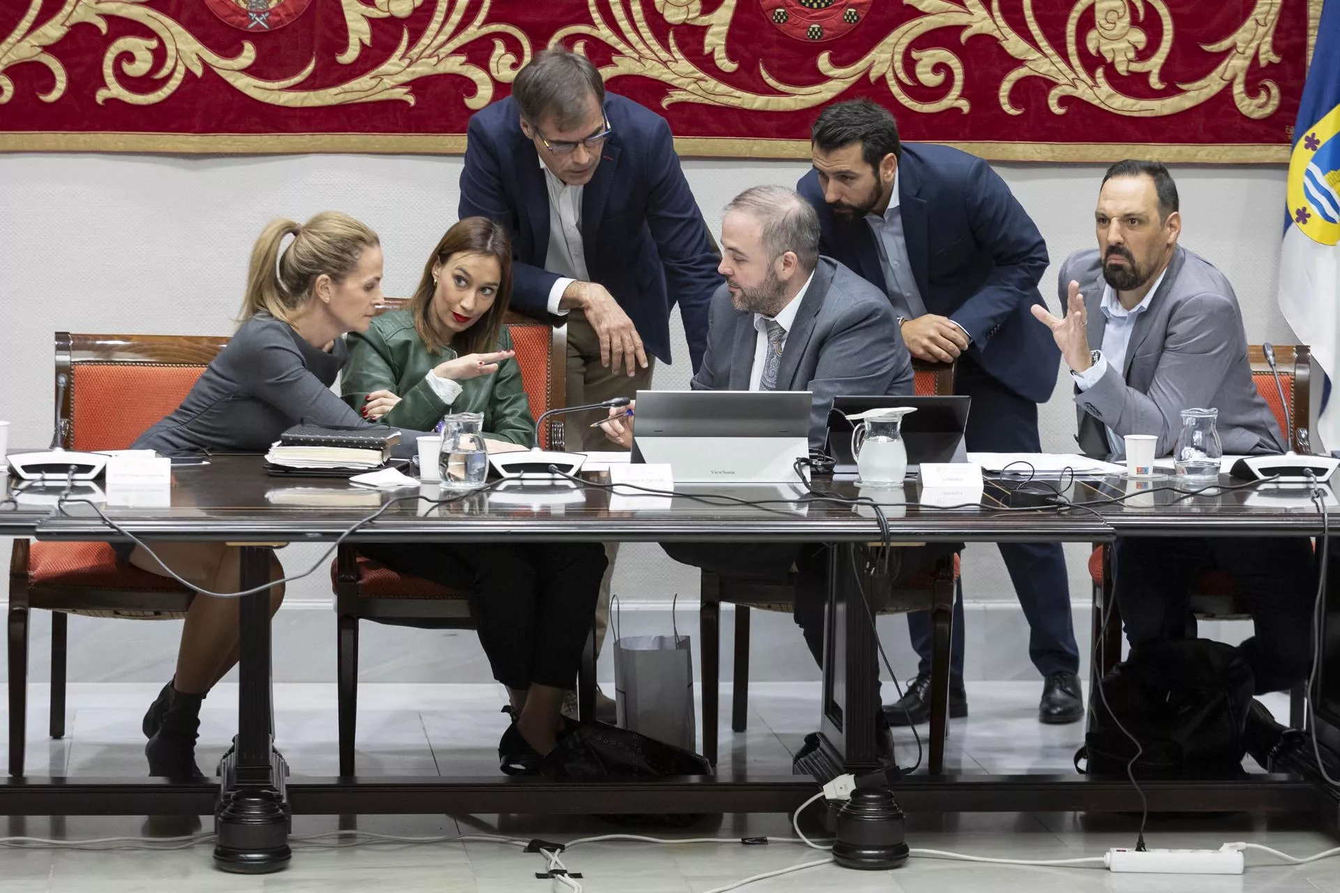 La Comisión de Hacienda del Parlamento de Canarias emitiendo el dictamen sobre el proyecto de ley de presupuestos./ EFE/ Miguel Barreto