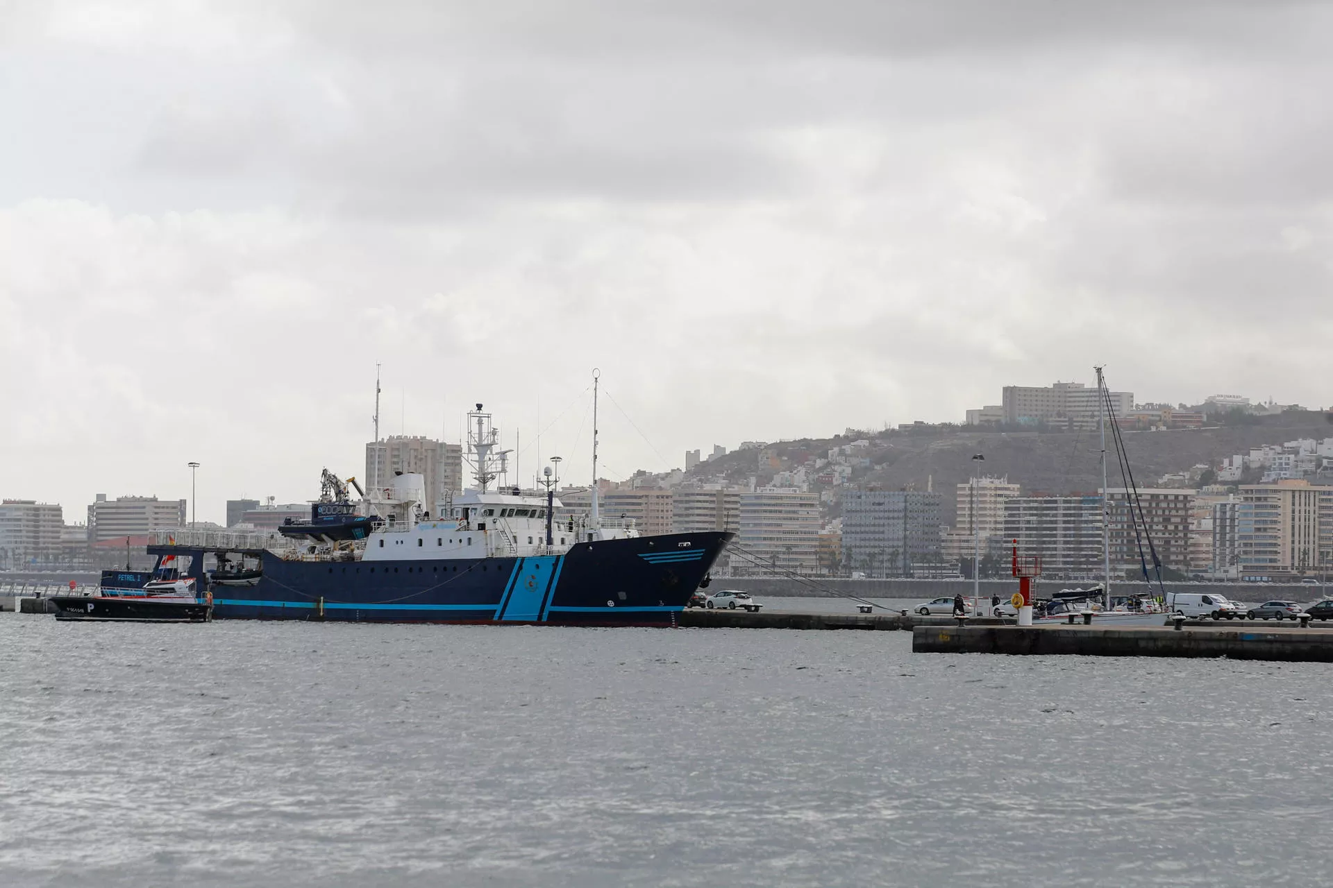 El velero intervenido por la Policía Nacional y el Servicio de Aduanas. / EFE – ELVIRA URQUIJO A. 