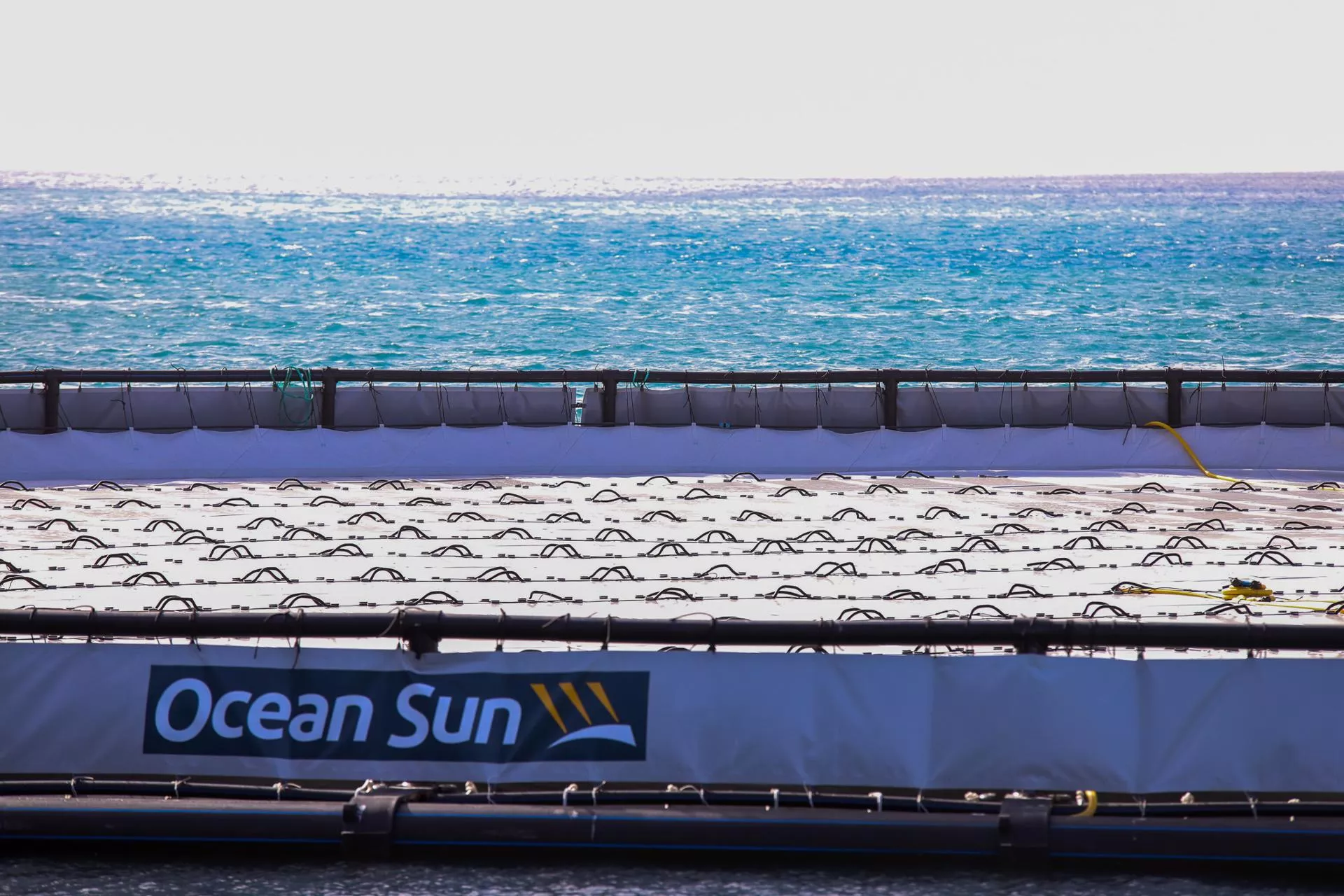 La Plataforma Oceánica de Canarias (PLOCAN) ha inaugurado este jueves en Tazacorte (La Palma) el mayor sistema de energía solar flotante fuera de costas desplegado en Europa. / EFE - LUIS G. MORERA