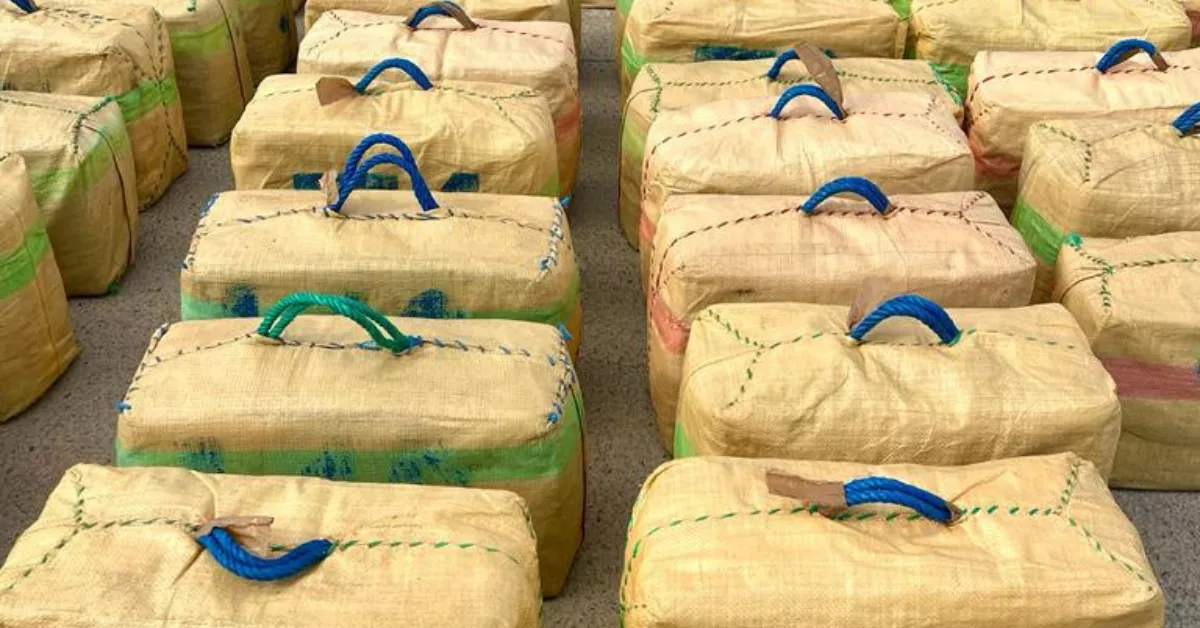 Imagen de los fardos con hachís que había en el interior del velero / POLICÍA NACIONAL