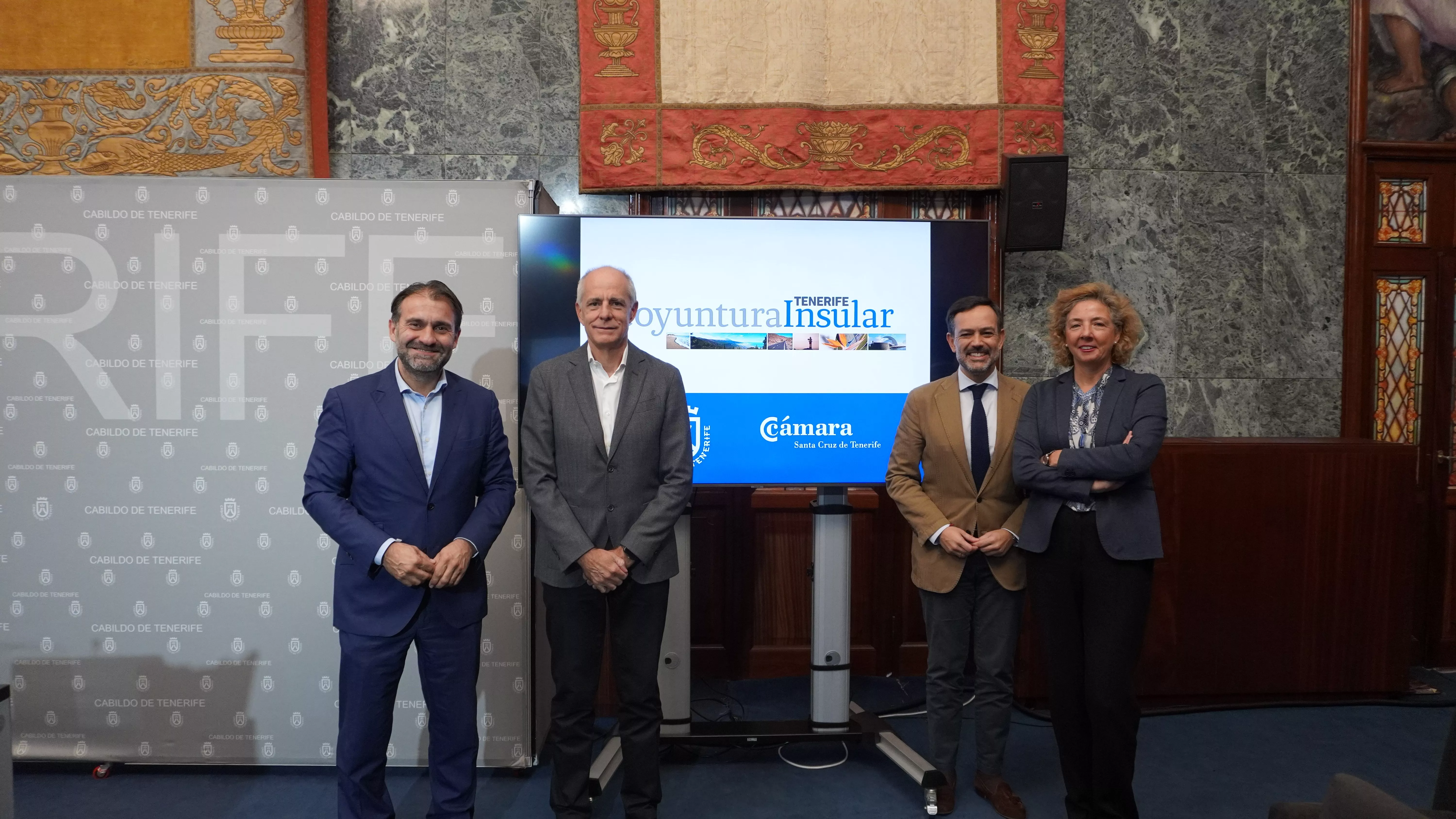 El consejero del Cabildo de Tenerife, Manuel Fernández; ; el presidente de la Cámara de Comercio de Santa Cruz de Tenerife, Santiago Sesé; el vicepresidente cabildicio, Lope Afonso, y la directora de la entidad cameral, Lola Pérez./ CEDIDA