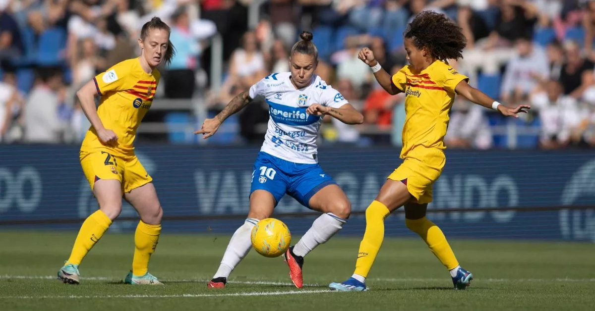 En la imagen, duelo entre el Tenerife y el Barça. / EFE