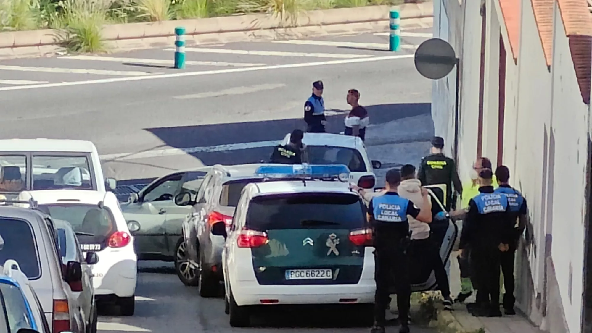 El detenido, que tiene una herida de bala en una pierna, amenazaba a una menor de 13 años con un destornillador en el cuello / ATLÁNTICO HOY